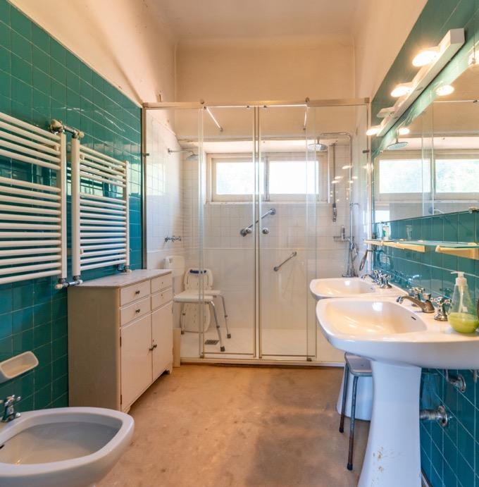 Casa de banho com azulejo verde