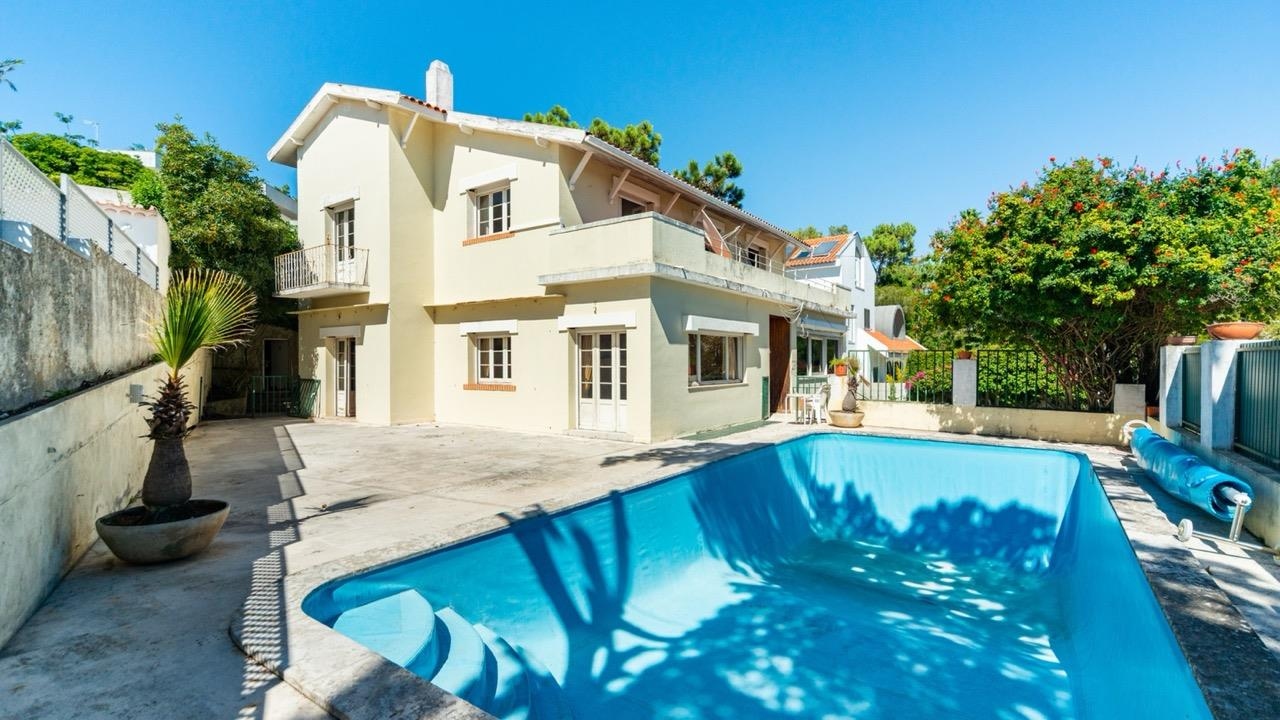 Fachada sul da moradia com a piscina em primeiro plano