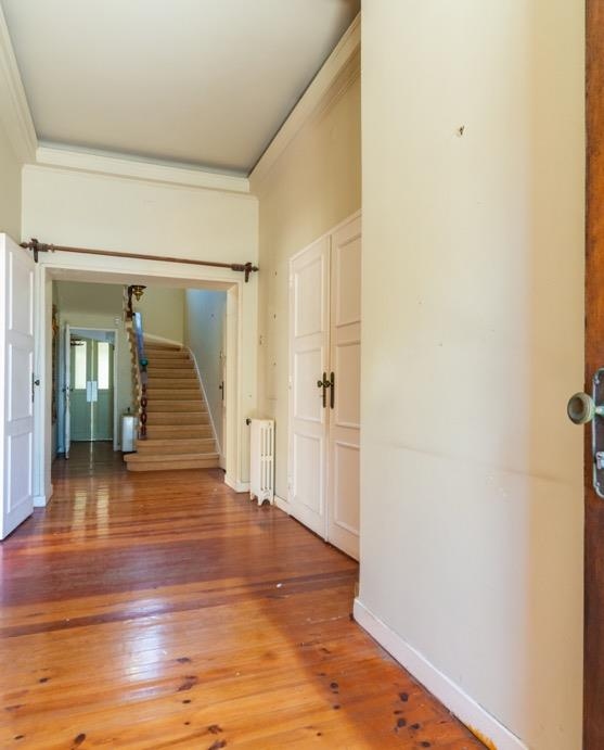 Hall de entrada com escada em madeira