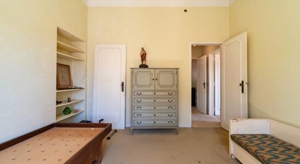 Quarto com prateleiras embutidas