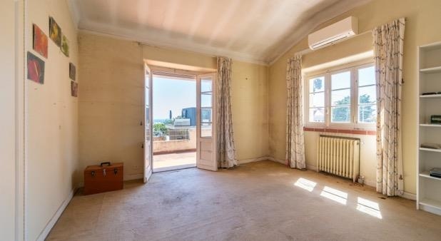 Quarto com porta para a varanda