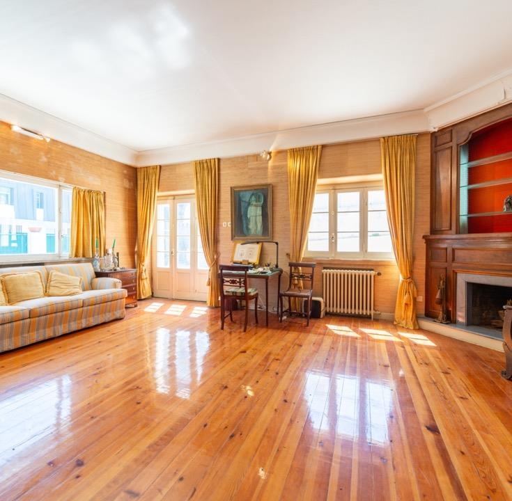Sala de estar com lareira e soalho de madeira